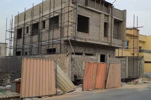 فيلا تتكون من طابق ارضي واول مع جدار في منطقة الزاهية