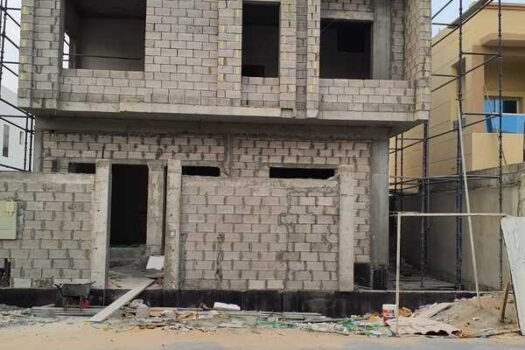 فيلا تتكون من طابق ارضي واول مع جدار في منطقة الزاهية