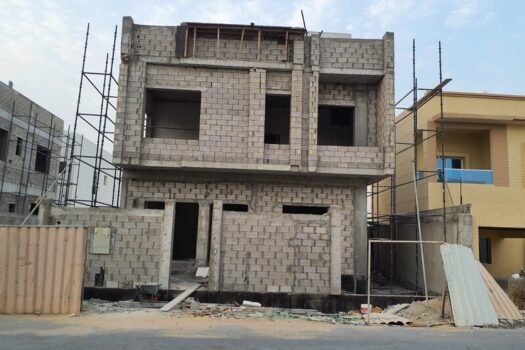 فيلا تتكون من طابق ارضي واول مع جدار في منطقة الزاهية