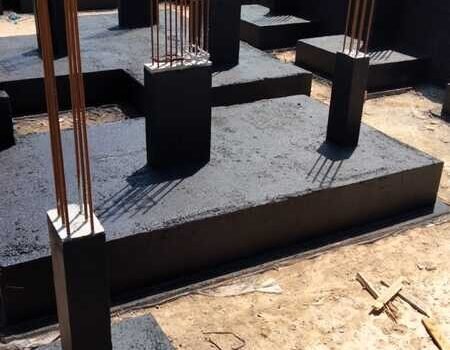 فيلا تتكون من طابق ارضي وطابقين معلويين مع جدار خارجي