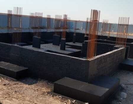 فيلا تتكون من طابق ارضي وطابقين معلويين مع جدار خارجي