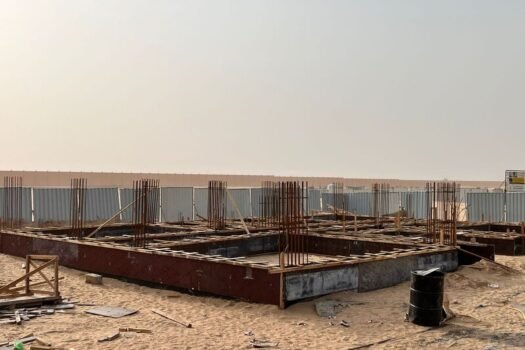 فيلا تتكون من طابق ارضي وطابقين معلويين مع جدار خارجي