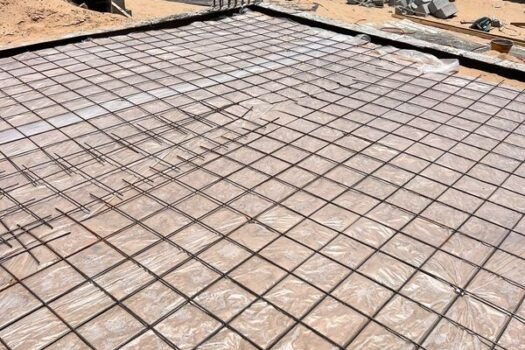 فيلا تتكون من طابق ارضي وطابقين معلويين مع جدار خارجي