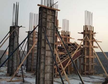 فيلا تتكون من طابق ارضي وطابقين معلويين مع جدار خارجي