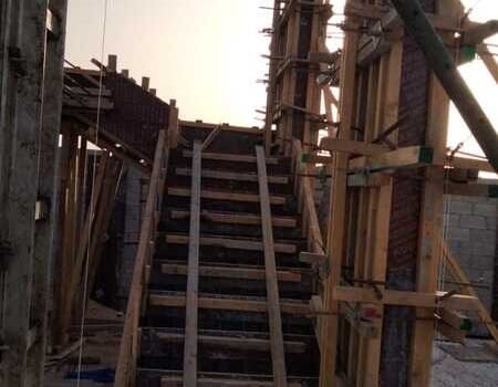 فيلا تتكون من طابق ارضي وطابقين معلويين مع جدار خارجي