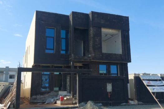 Villa consisting of a ground floor and a first floor with an external wall