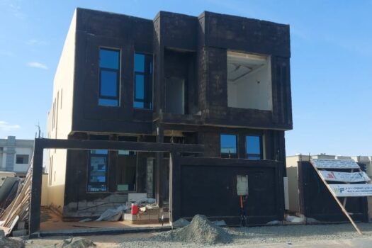 Villa consisting of a ground floor and a first floor with an external wall